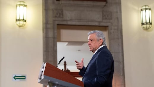 Dan a Ayudantía altos cargos en el SAT; AMLO defiende nombramientos