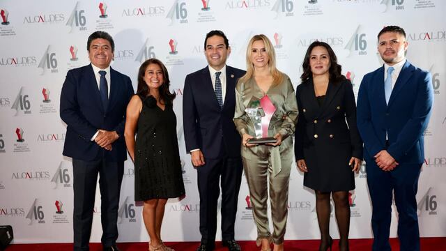 Romina Contreras recibe premio ALCALDES 2025