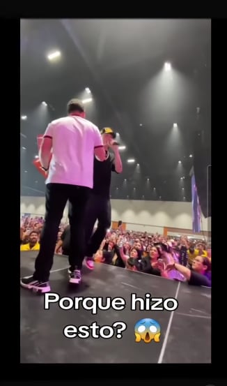 Peso pluma desprecia el regalo de un fan en pleno escenario