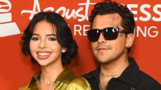 Ángela Aguilar y Christian Nodal en los Latin Grammy posando como esposos.