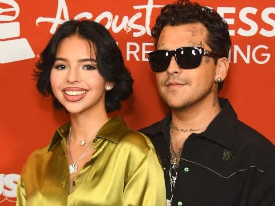 Ángela Aguilar y Christian Nodal en los Latin Grammy posando como esposos.