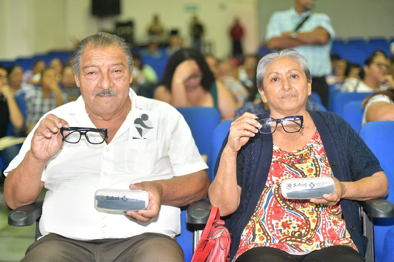 Javier May entrega lentes de armazón