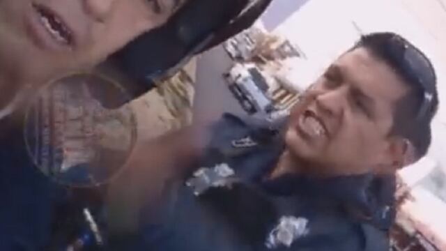 Policía golpea a motociclista