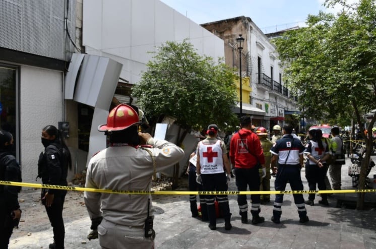 Cruz Roja llega a zona de derrumbe