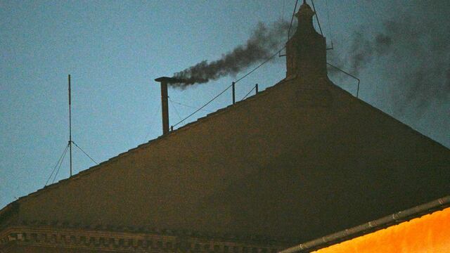 Humo negro en El Vaticano, aún no hay papa