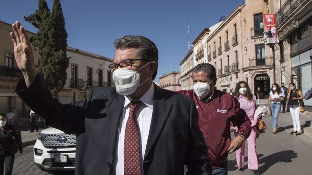 Ricardo Monreal camina por el centro de Zacatecas
