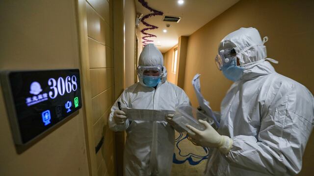 Médicos revisan zona de cuarentena en Wuhan.