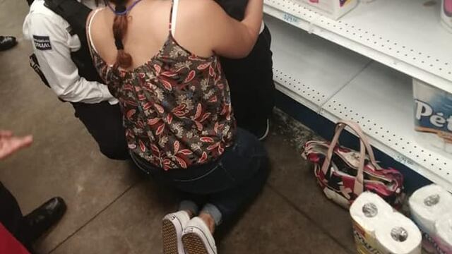 Tras una larga y minuciosa búsqueda, encontraron al niño dormido en un anaquel.