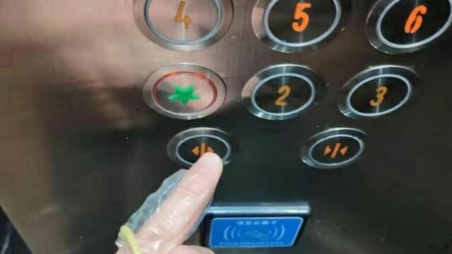 Miedo al coronavirus provoca escasez de condones; los usan como guantes en los dedos