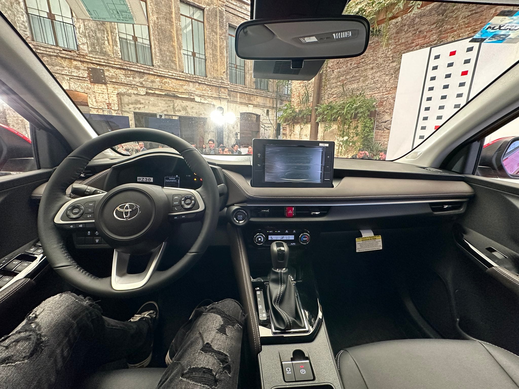 Interior del Toyota Yaris Sedán 2023.
