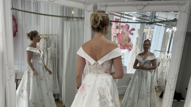 Aterradora foto de una novia frente al espejo