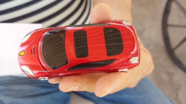 Celular con forma de carro