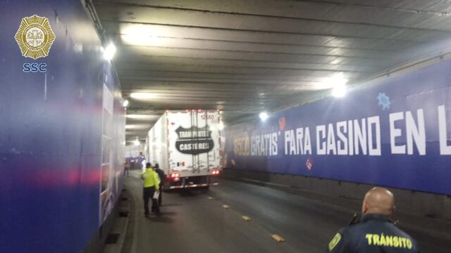 Tráiler atorado en bajo puente de Avenida Chapultepec