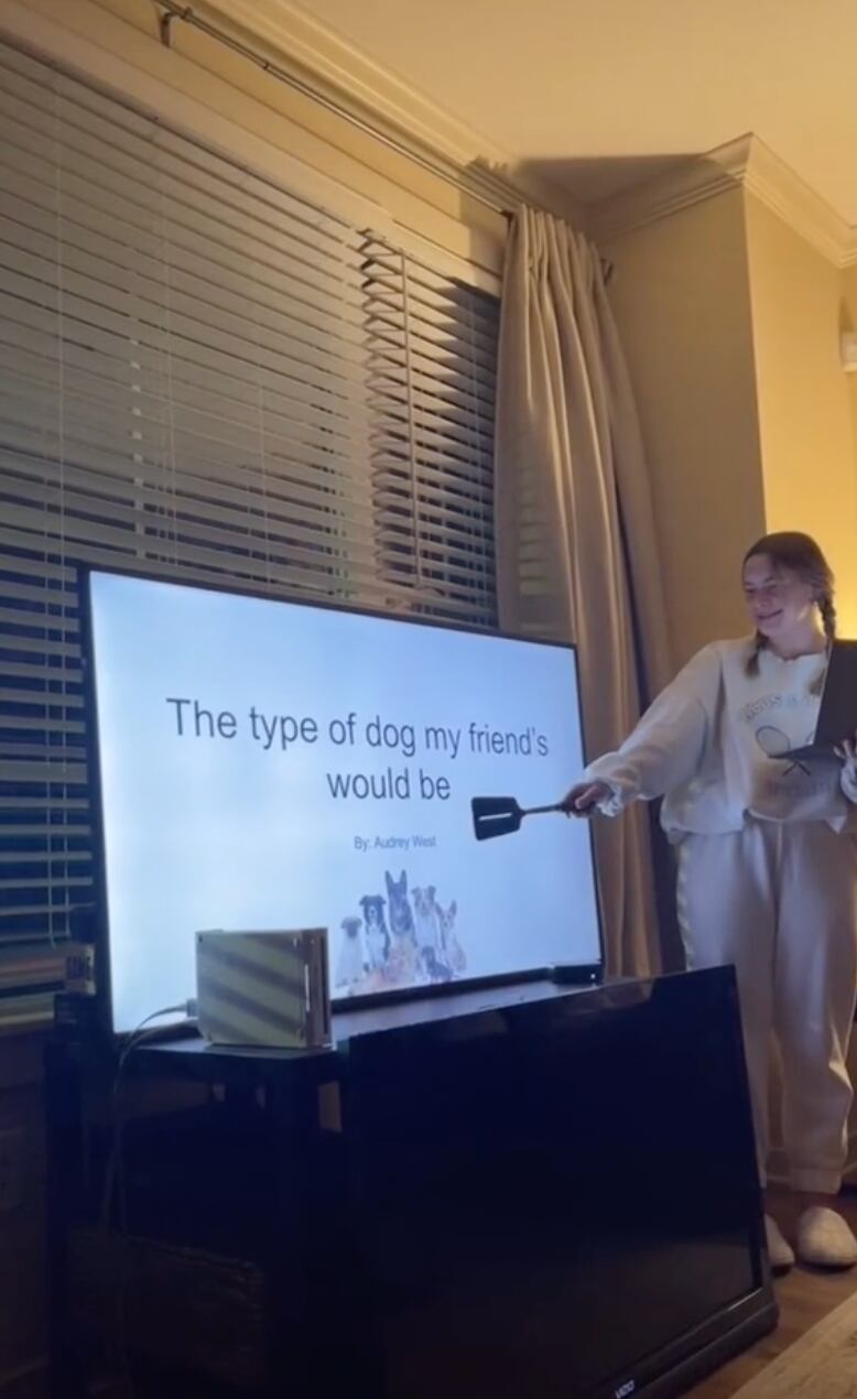 Amigas hacen diapositivas PowerPoint sobre sus secretos