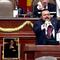 Diputado del PAN rompe un cartel de AMLO en el Congreso de la CDMX