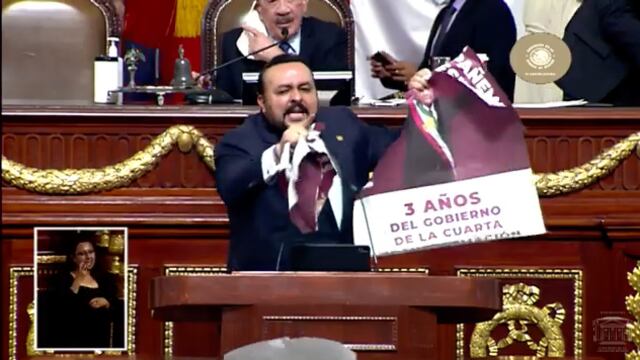 Captura de video, diputado del PAN Ricardo Rubio Torres rompe cartel de AMLO en Congreso de CDMX