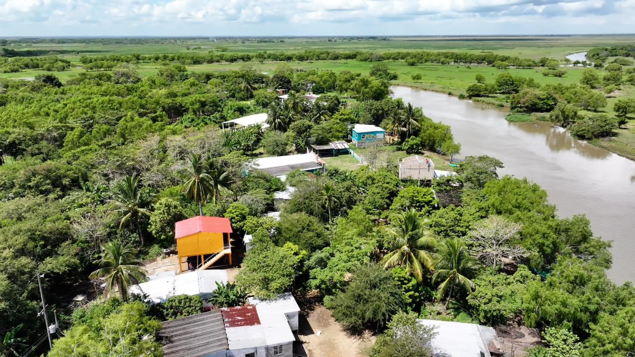 Tabasco adapta viviendas tipo palafito para enfrentar inundaciones en zonas vulnerables.