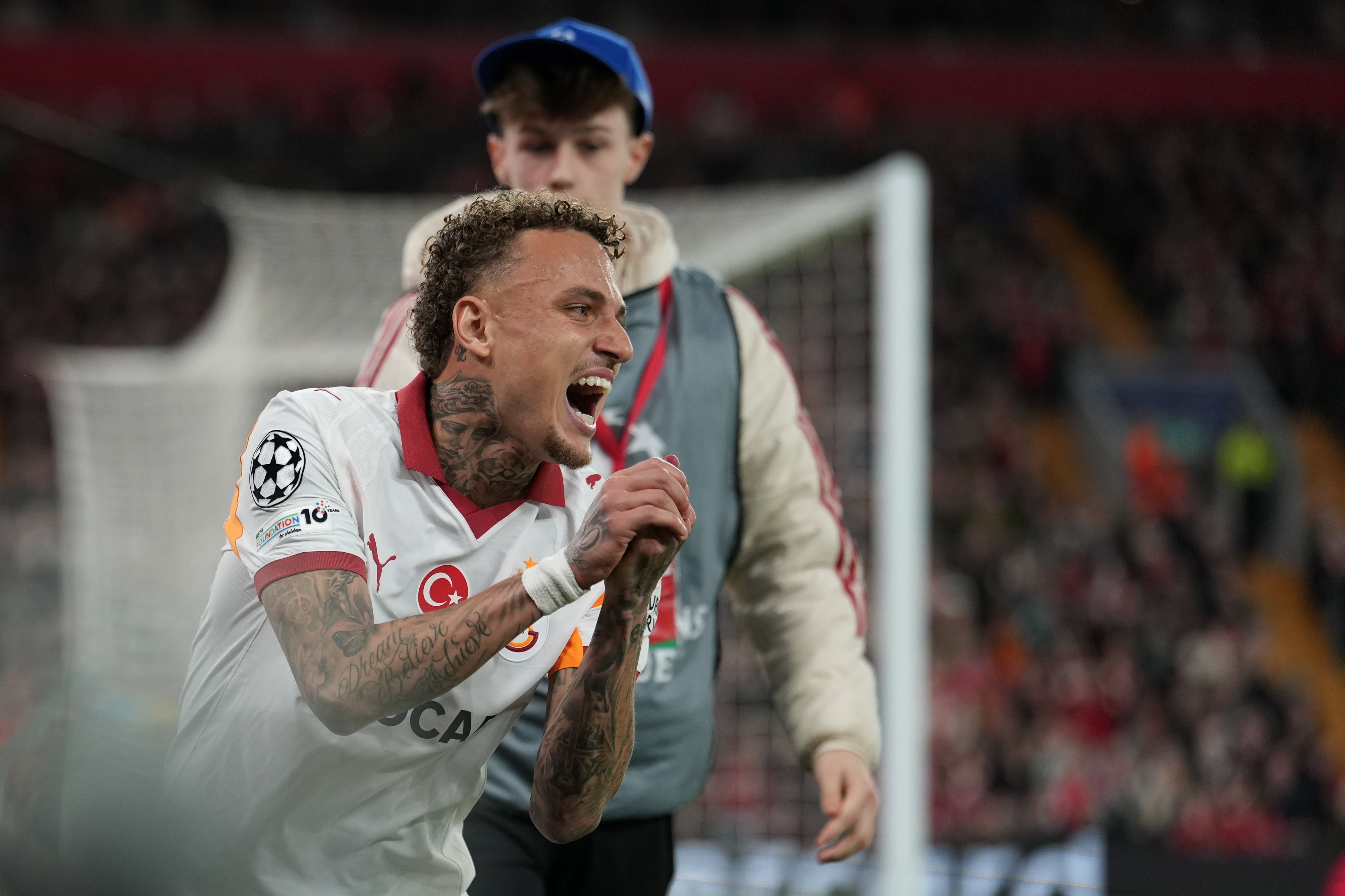 Noa Lang, futbolista del Galatasaray, casi pierde un dedo al chocar con vallas publicitarias.