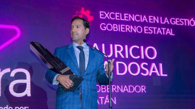 Mauricio Vila Dosal recibe galardón por la excelencia en su administración de Yucatán
