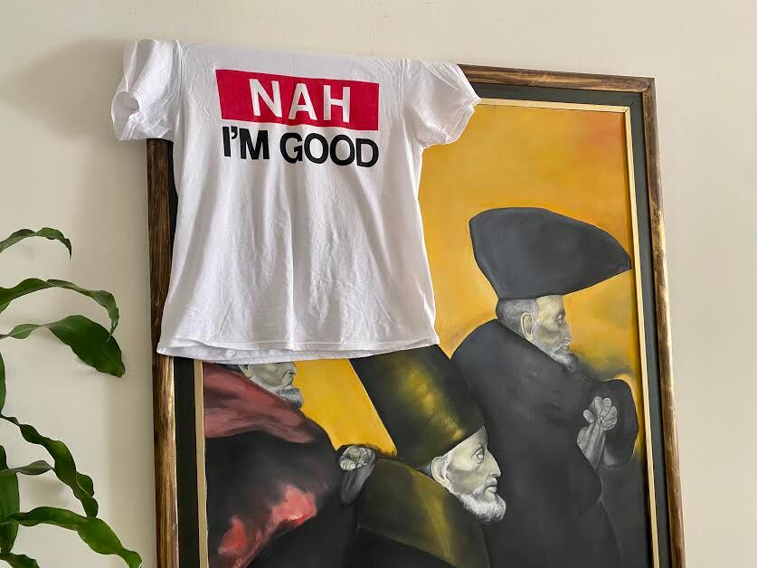 Esta es la TShirt que me pongo cada vez que salgo de la casa. Atrás, el Coronel que me cuida. Foto PG.
