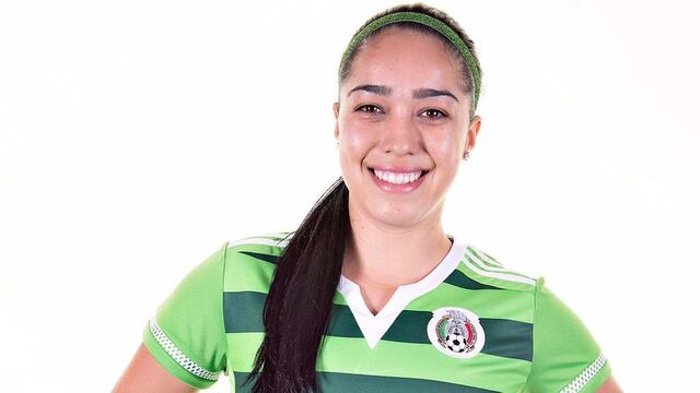 Renae Cuéllar con su uniforme del Tri.