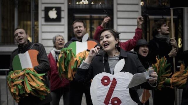 Activistas de la Asociación para la Tributación de Transacciones Financieras y Acción Ciudadana (ATTAC) durante una protesta afuera de una tienda de Apple en París.