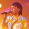 A Peso Pluma ¿ya se le subió? Despreció a fan que le regaló unos tenis en concierto (VIDEO)
