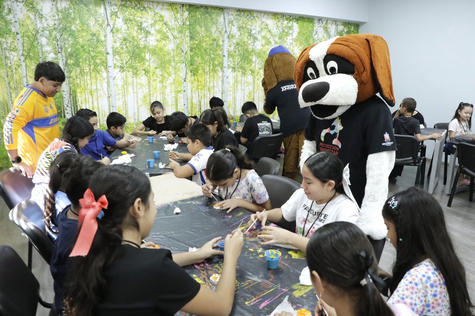 Escobedo imparte curso sobre cuidado de mascotas.