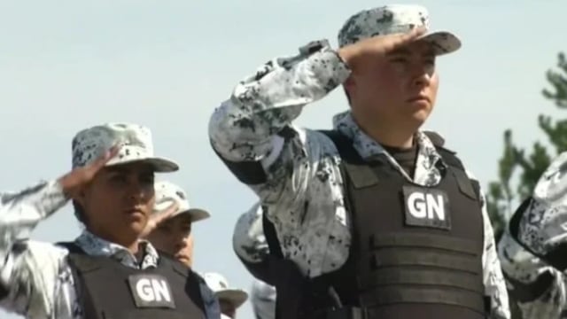 Este es el significado de Guardia: es gente armada militar o no, que vigila o defiende. No es un policía. Y el policía no es un militar.