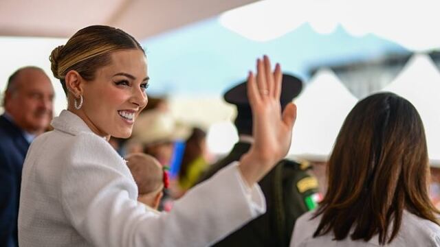 ¿Mariana Rodríguez no sale sin su equipo de grabación?