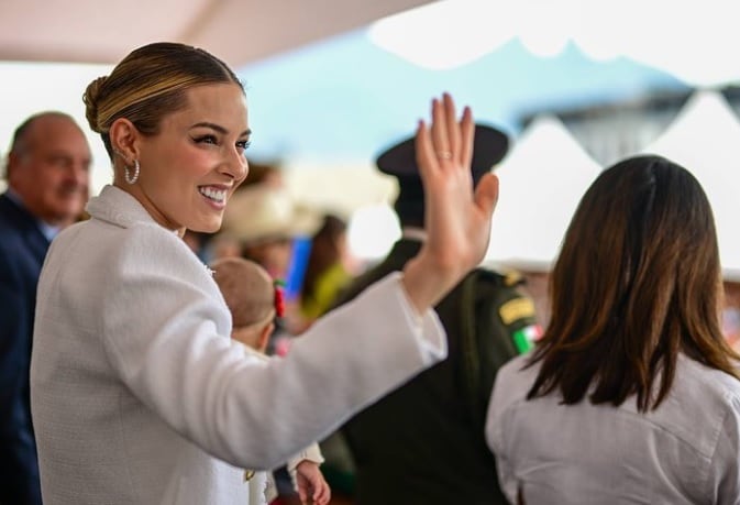 Mariana Rodríguez en el desfile del 16 de septiembre 2023 en Nuevo León