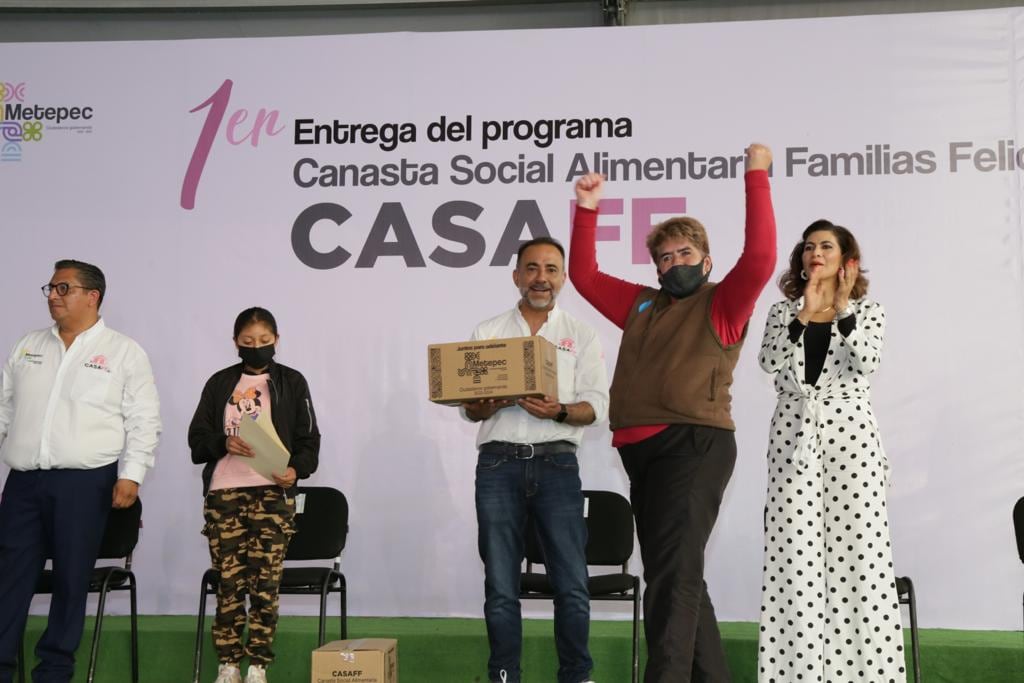 Fernando Flores Fernández hace entrega de Canasta Alimentaria en Metepec, Estado de México