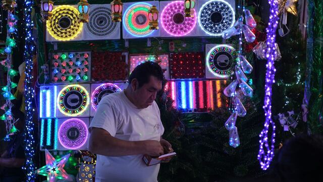 Capitalinos asisten a realizar las compras de adornos navideños y árboles artificiales para la celebración de posadas, Navidad y Año Nuevo