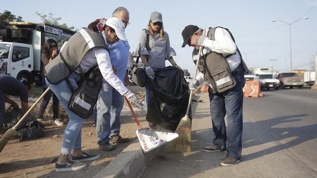 Luis Guillermo Benítez Torres, alcalde de Mazatlán, colabora en jornada de limpieza