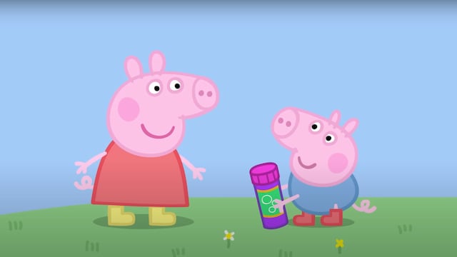 Peppa Pig le enseña a hacer burbujas a George Pig