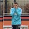 VIDEO: Santiago Giménez cambia el futbol por el basquet; demuestra que es muy malo