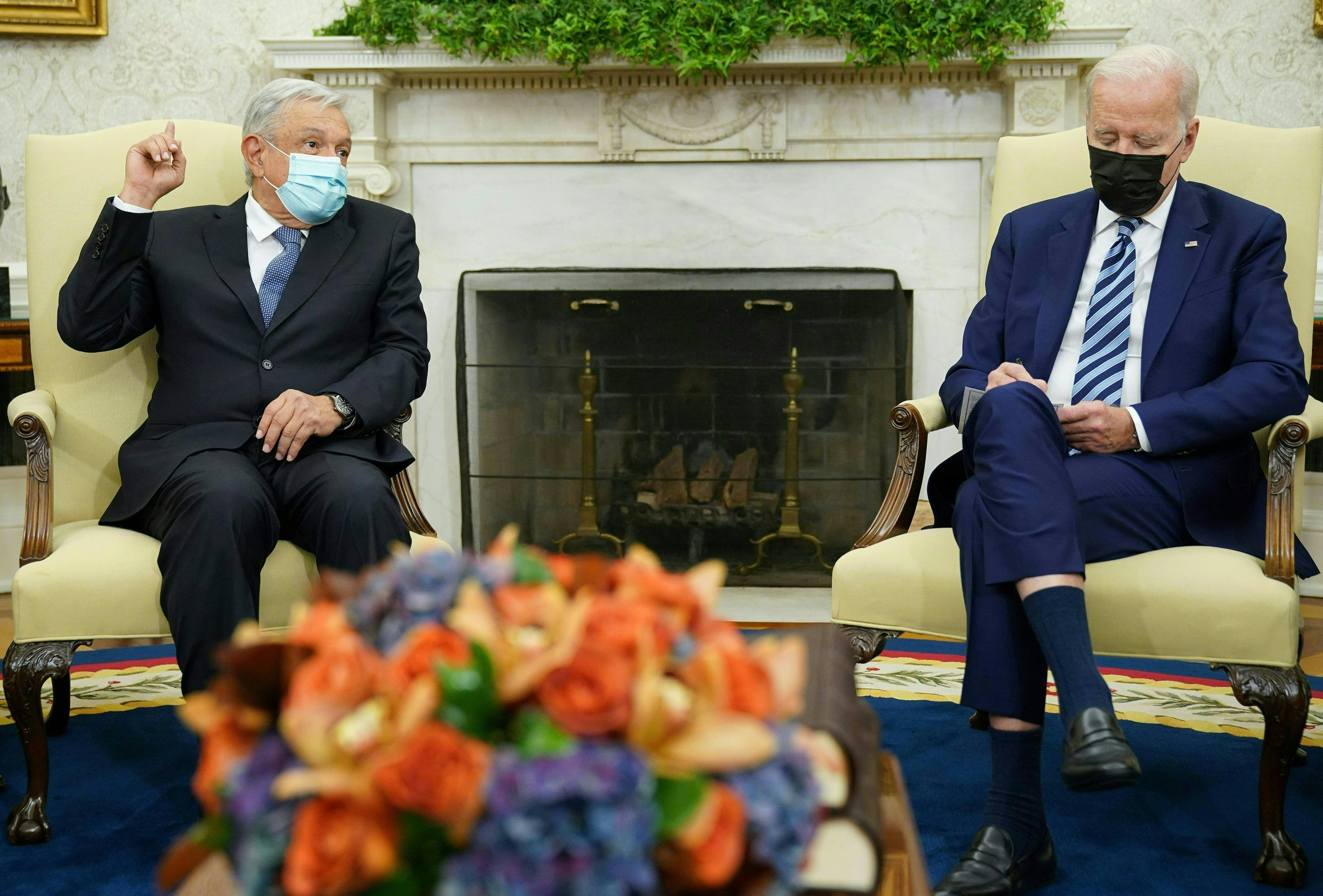 AMLO y Joe Biden en la oficina Oval