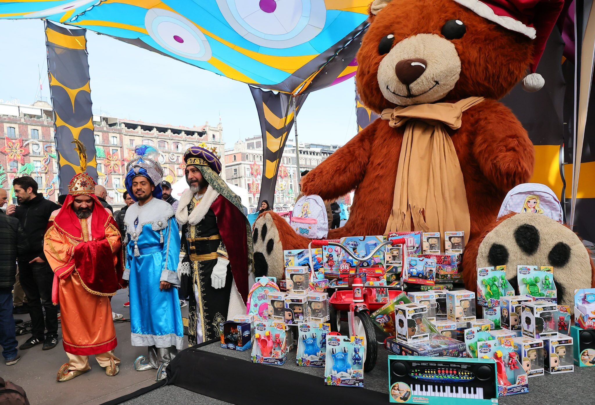 Clara Brugada reparte mega rosca por el Día de Reyes Magos 2025 en el Zócalo CDMX