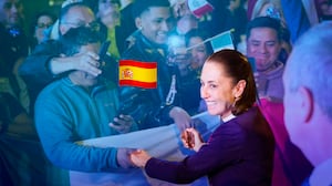 Sheinbaum cierra su visita a Barcelona con reunión con mexicanos antes de volver a México