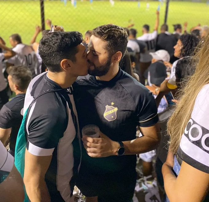 Fans del ABC festejan con beso el ascenso de su equipo