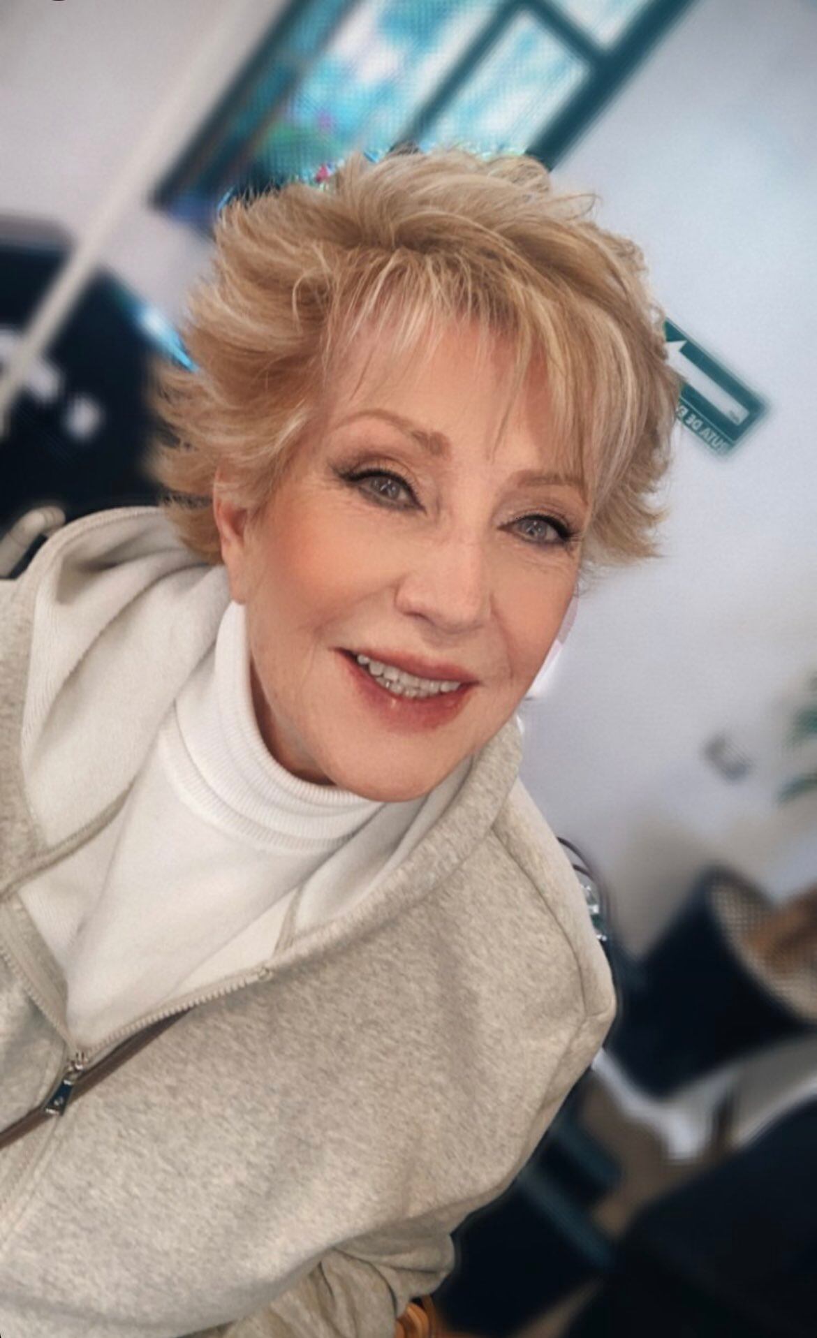 Maxine Woodside, locutora.