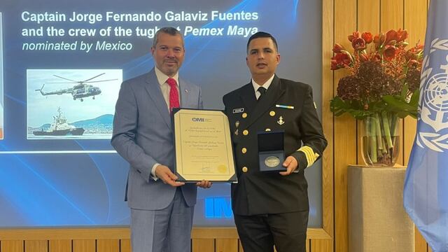 Capitán de Pemex recibió premio internacional por heroica acción