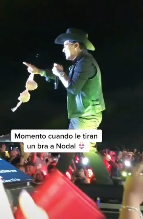 Christian Nodal recibe ropa interior de fan