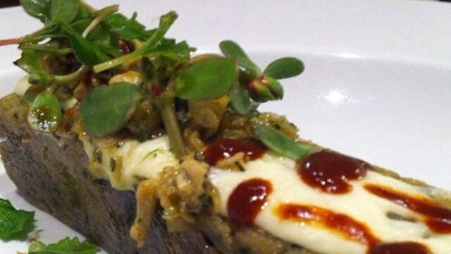 Escamoles con quesillo y chepiles