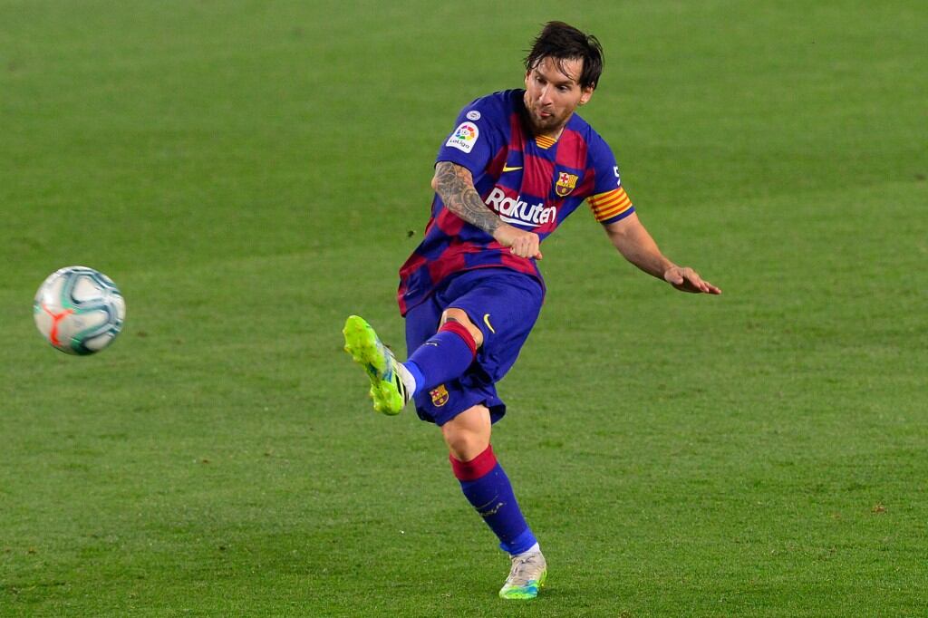 Messi cobra tiro libre
