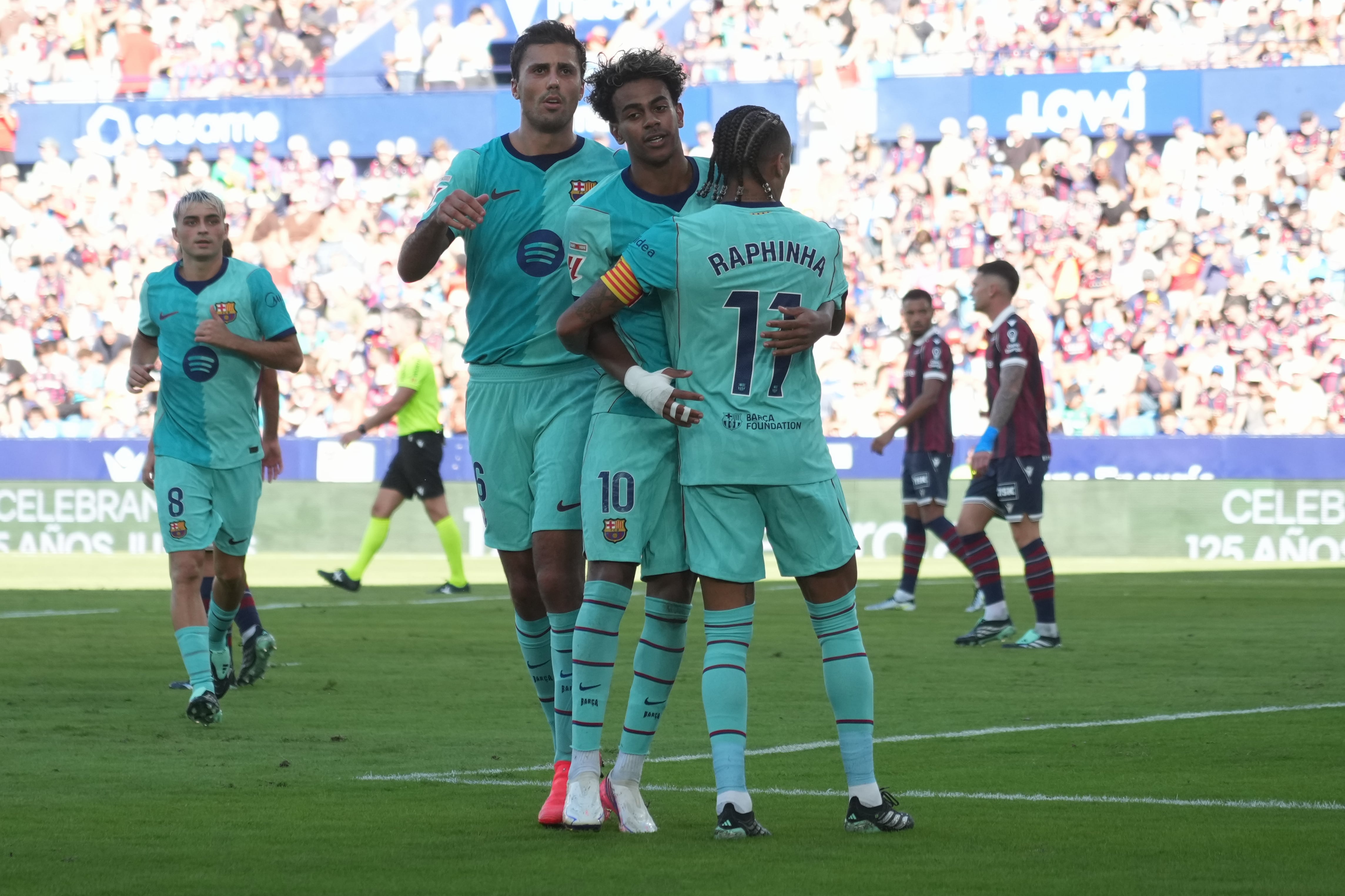 Jugadores del FC Barcelona celebran uno de los goles ante Levante