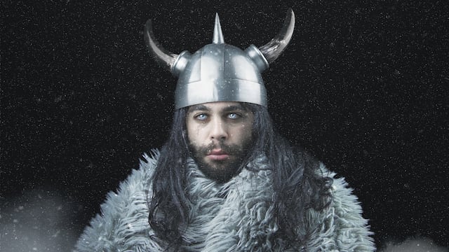 Vikingo con casco de cuernos