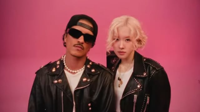 Rosé y Bruno Mars en su video APT