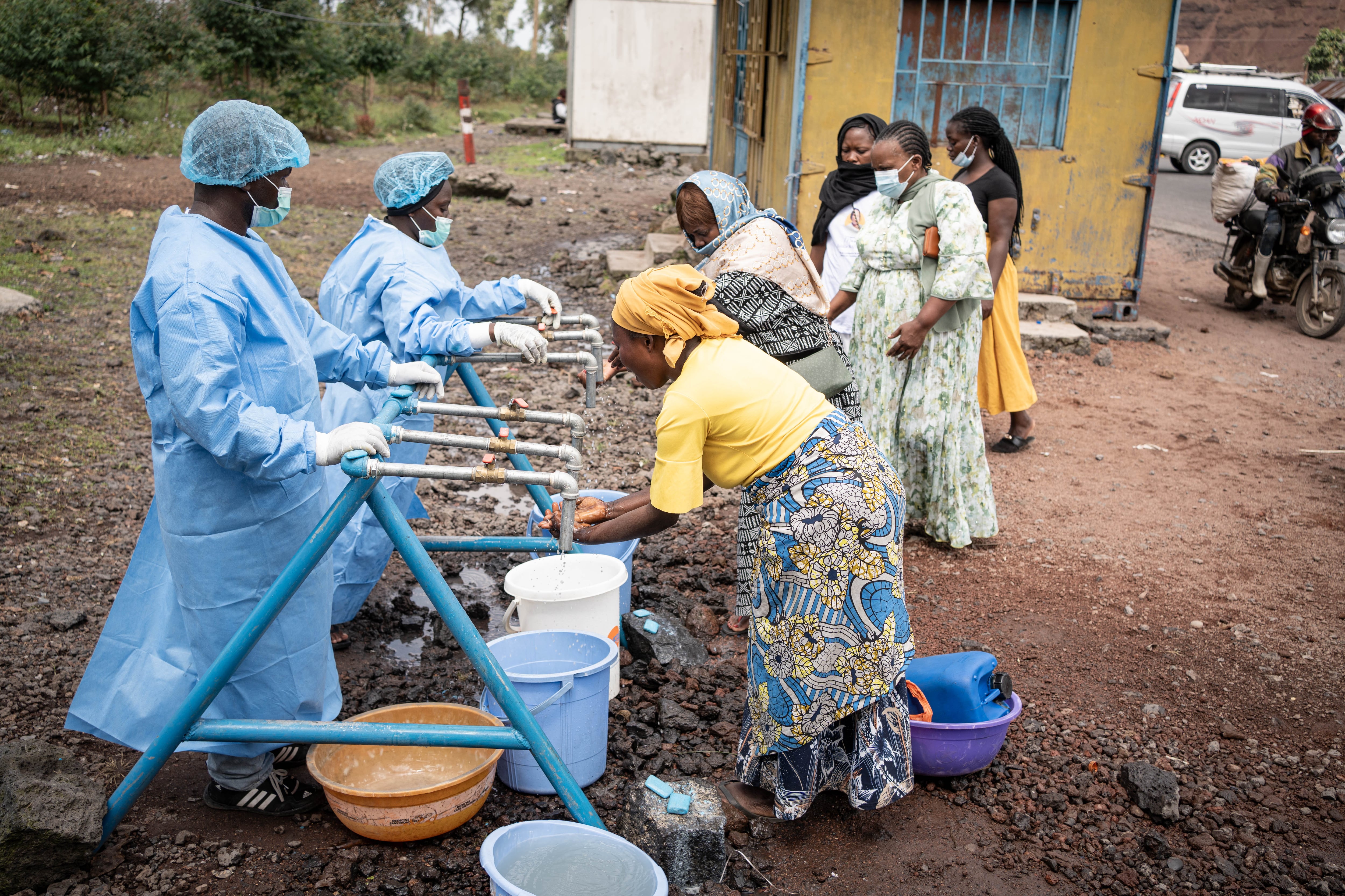 Controles de higiene contra el virus del ébola en Kanyaruchinya, en la RD Congo.