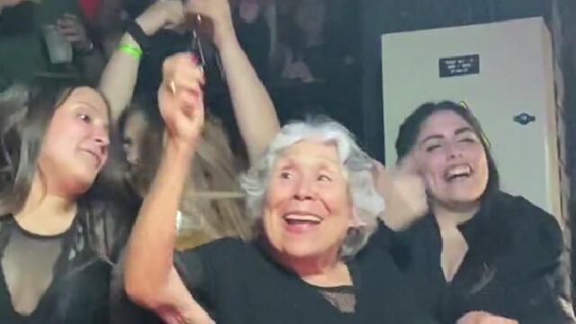 Abuela bailando en antro